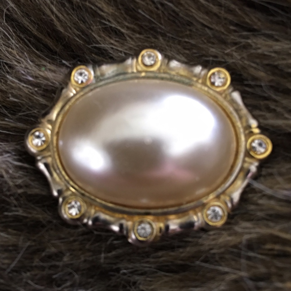 Vintage 60s faux pearl rhinestone brooch pin